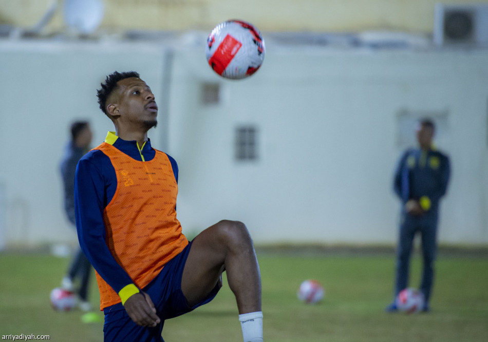 قبل النصر.. معتز يشارك في تدريبات التعاون