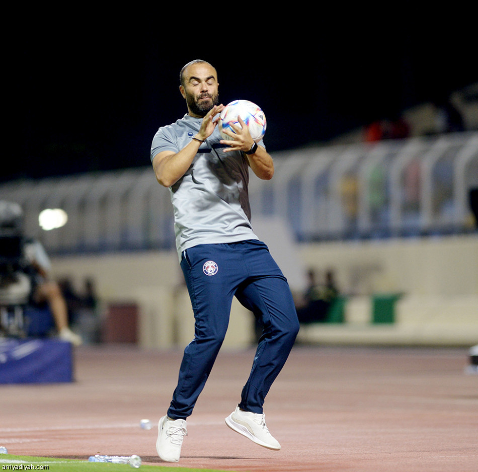 سانتو 
يقهر سجل بداياته