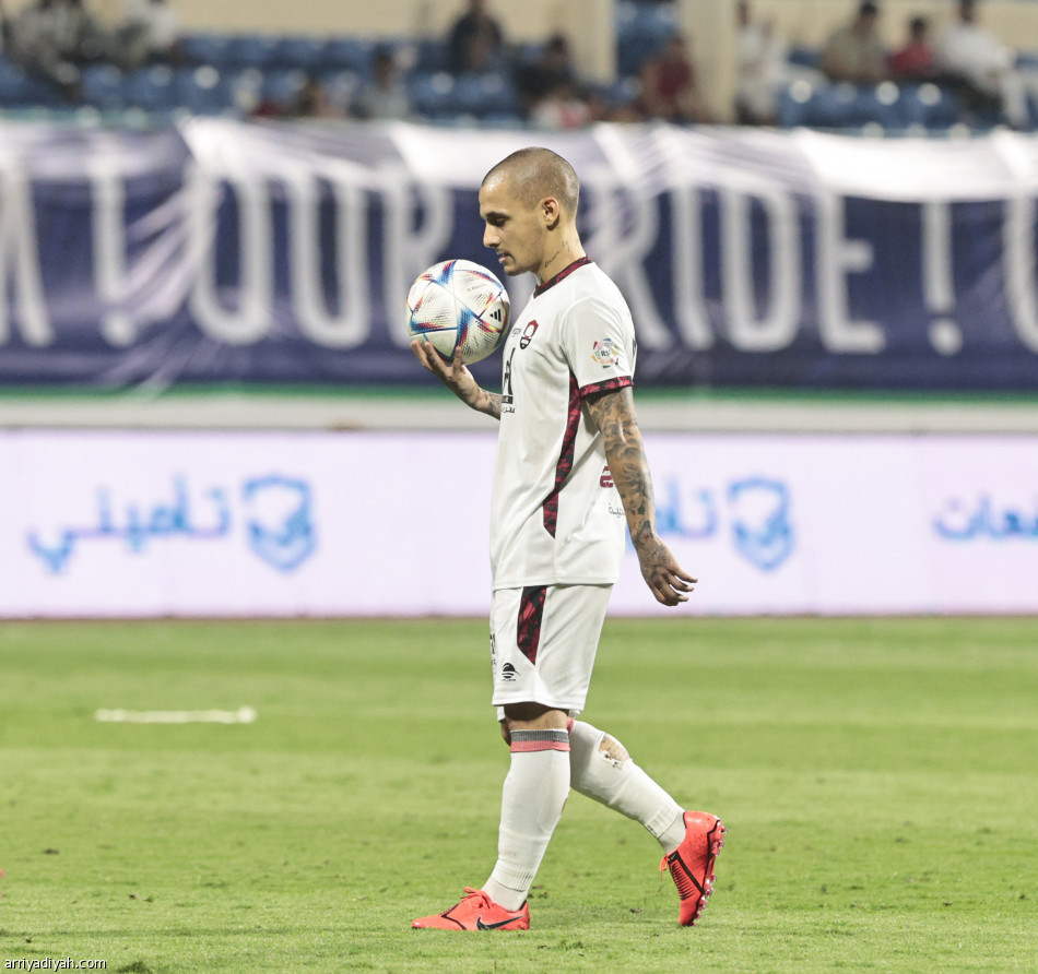 بـ 10 لاعبين.. الفتح يكسب الرائد