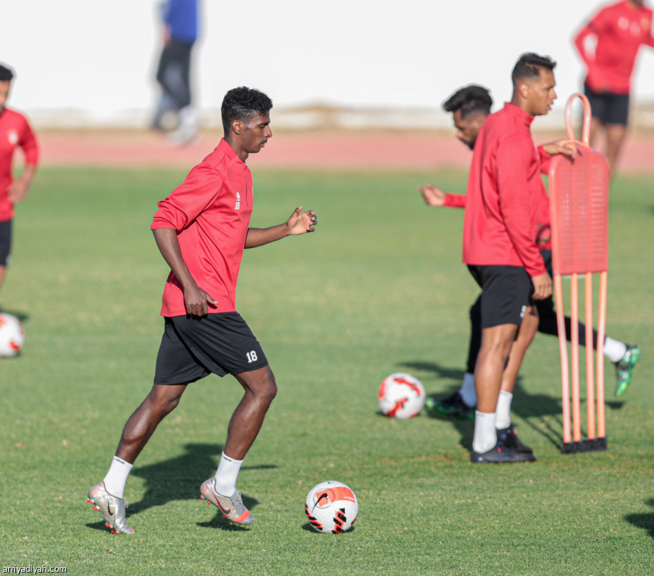 رئيس ضمك يطالب اللاعبين بالتركيز