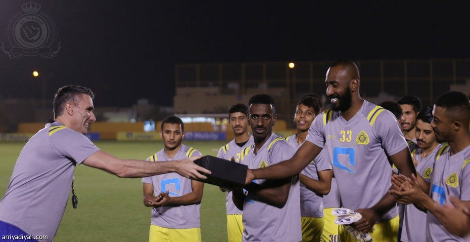 وليد عبدالله يتسلم جائزة التعاون