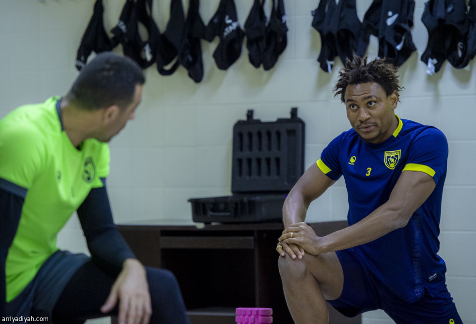 قبل النصر.. معتز يشارك في تدريبات التعاون