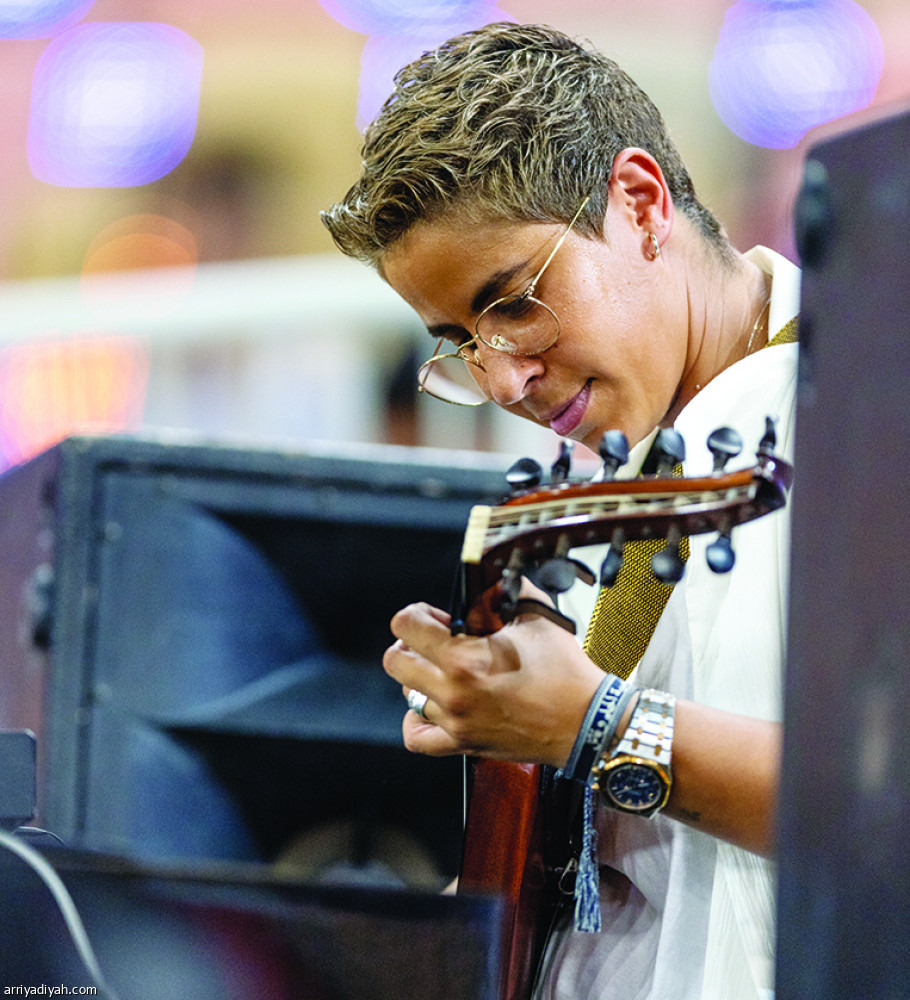 الحرارة تحبس
المشجعين داخل السيارات