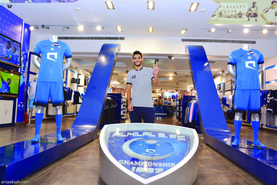 زحام واحتفال في متجر الهلال