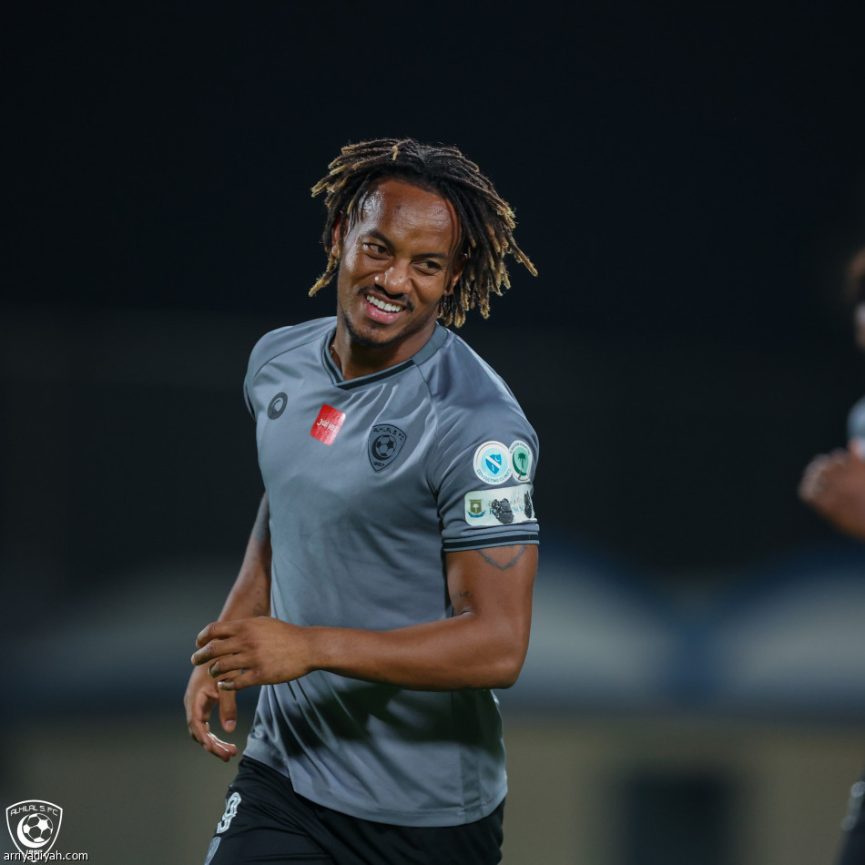 الهلال.. الفرج يلامس الكرة.. وميشيل يواصل العلاج