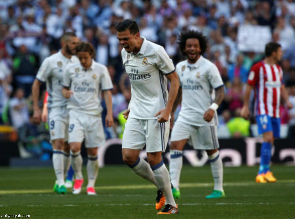 أتلتيكو مدريد يقدم خدمة ثمينة لبرشلونة بتعادله مع الريال