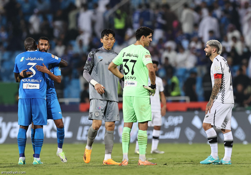 الهلال  يسترد الصدارة بثنائية الشباب