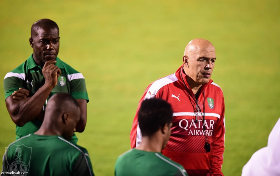 الأهلي يطمئن على إصابة آل فتيل القادم من المنتخب