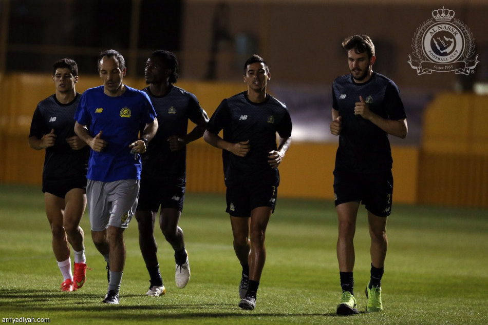 جوميز يوضح للاعبي النصر أخطاء ودية الشباب
