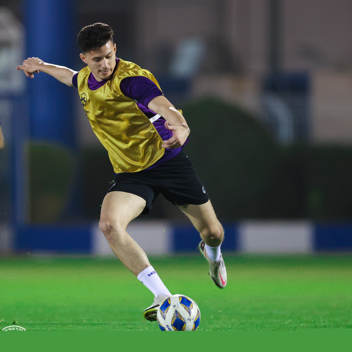 الأزرق.. لاستعادة التوازن