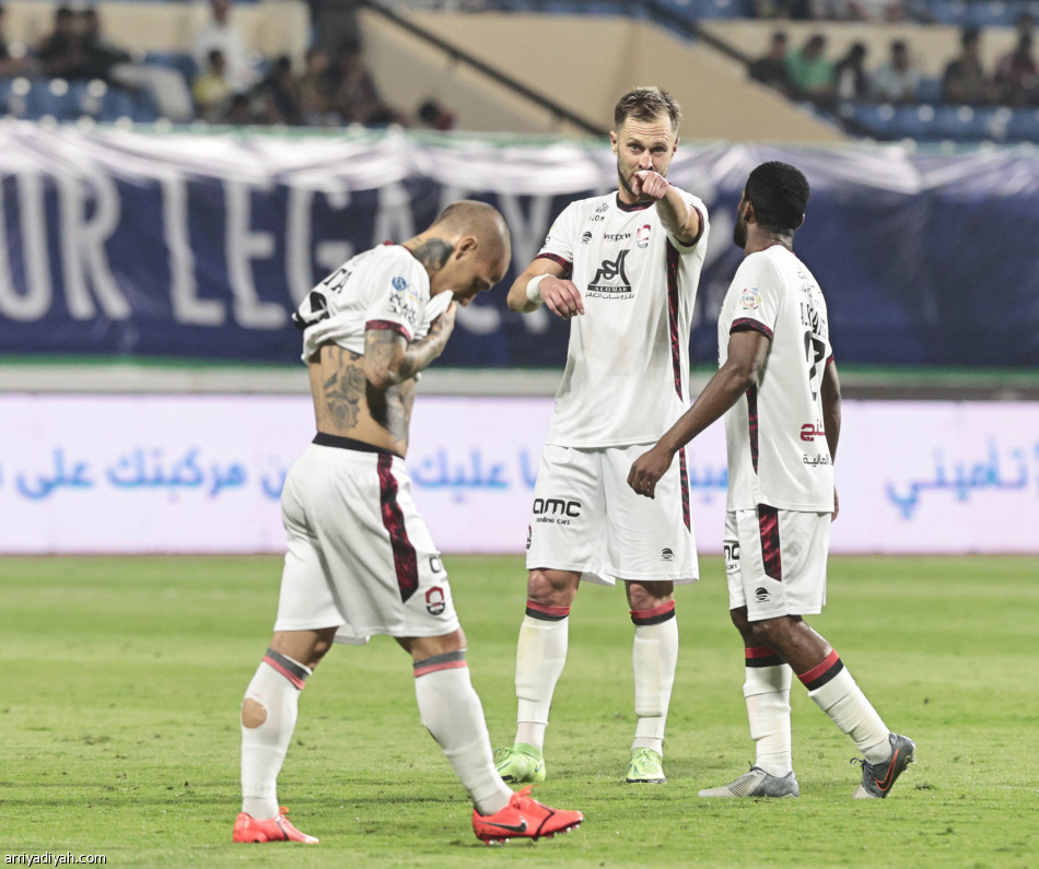 بـ 10 لاعبين.. الفتح يكسب الرائد