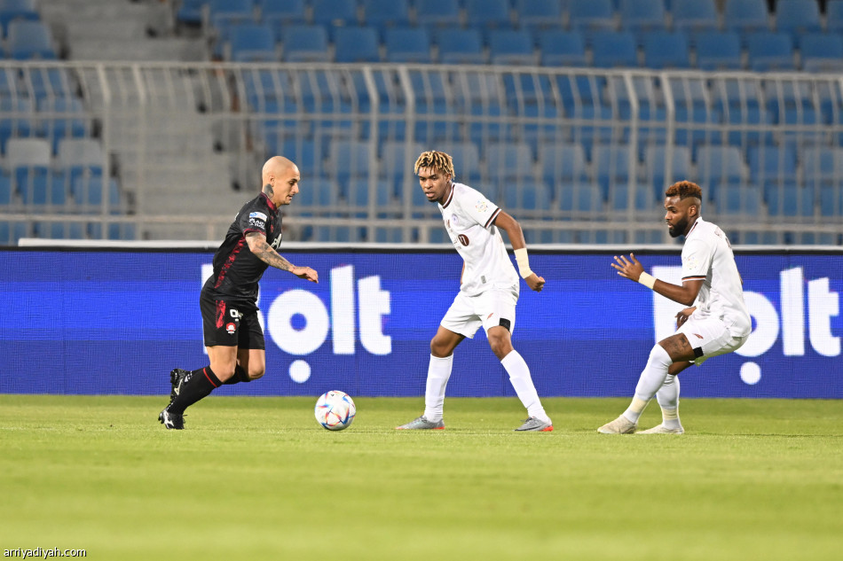 «هدف عكسي» يحلق بصدارة الشباب