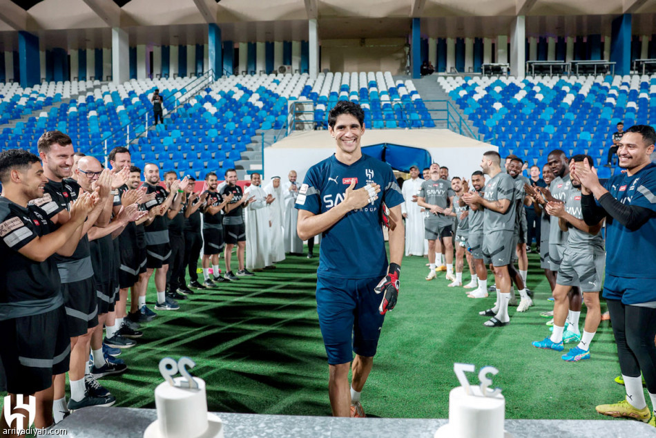 عريس آسيا..
نصف ساعة مع الجماهير