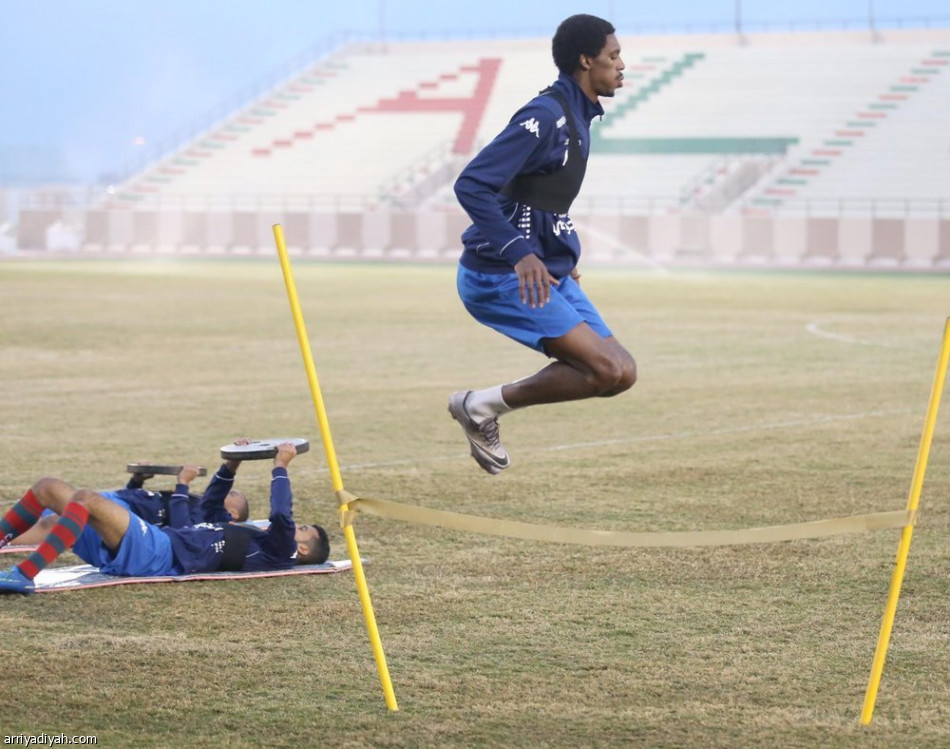الاتفاق يحفز لاعبيه بالمكافآت قبل الهلال