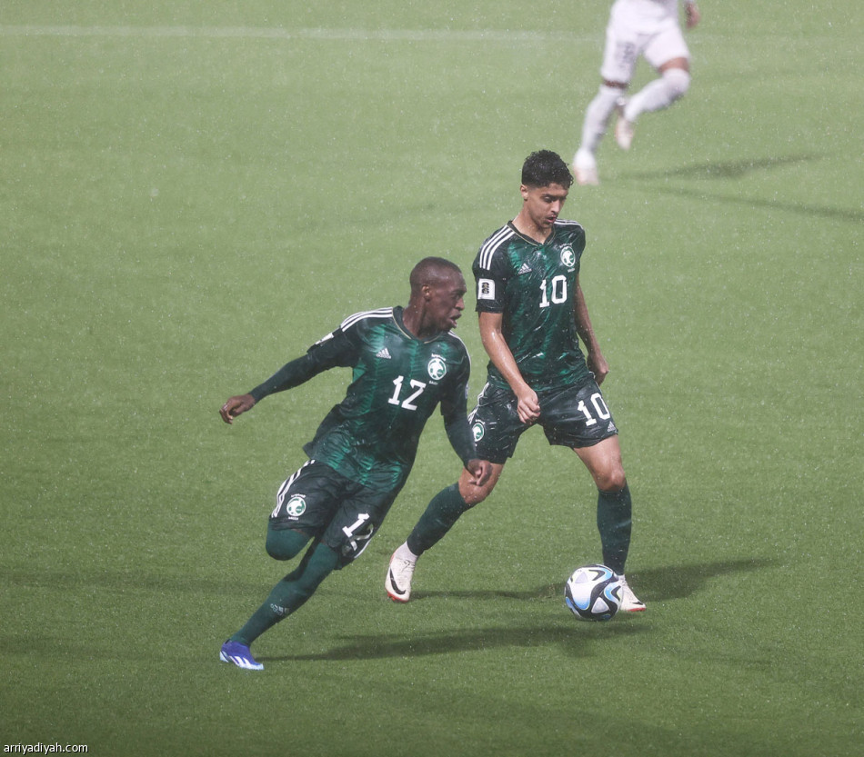 الأخضر
يحلّق بالرباعية الأولى