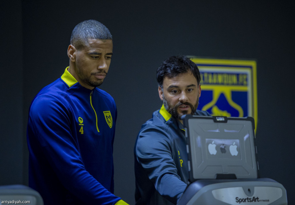 قبل النصر.. معتز يشارك في تدريبات التعاون