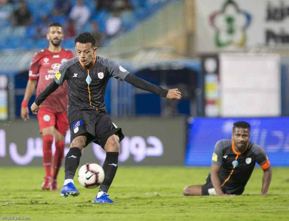 الشباب يرفض السقوط أمام الاتفاق