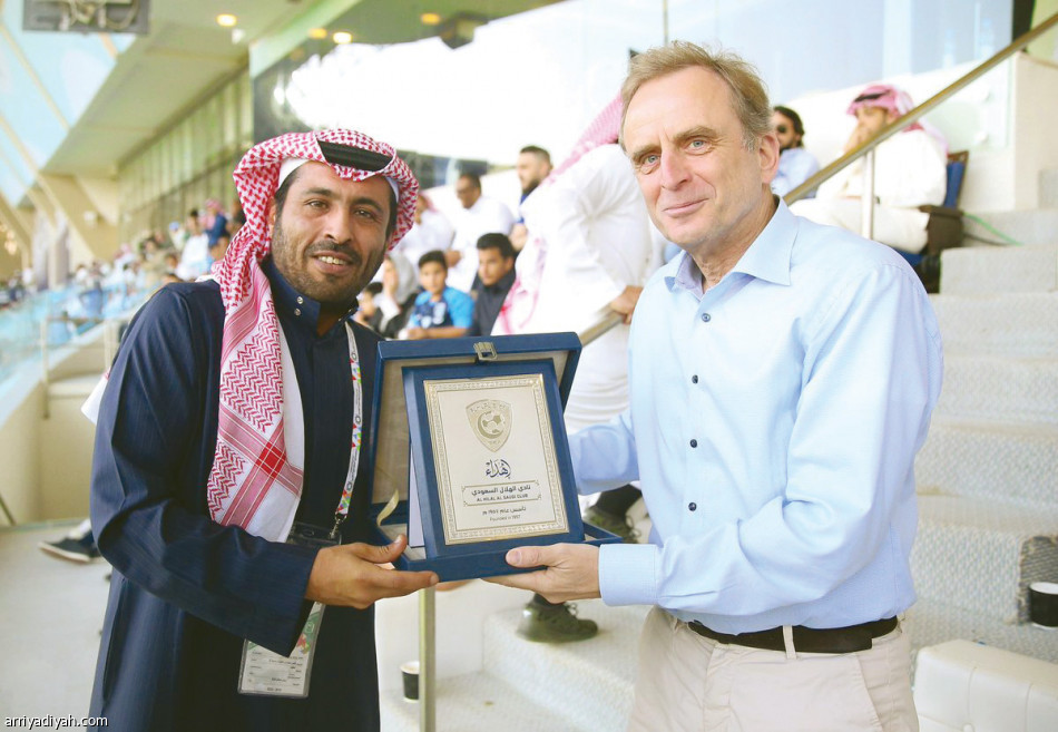 الهلال
يكرم السفراء الـ 6
