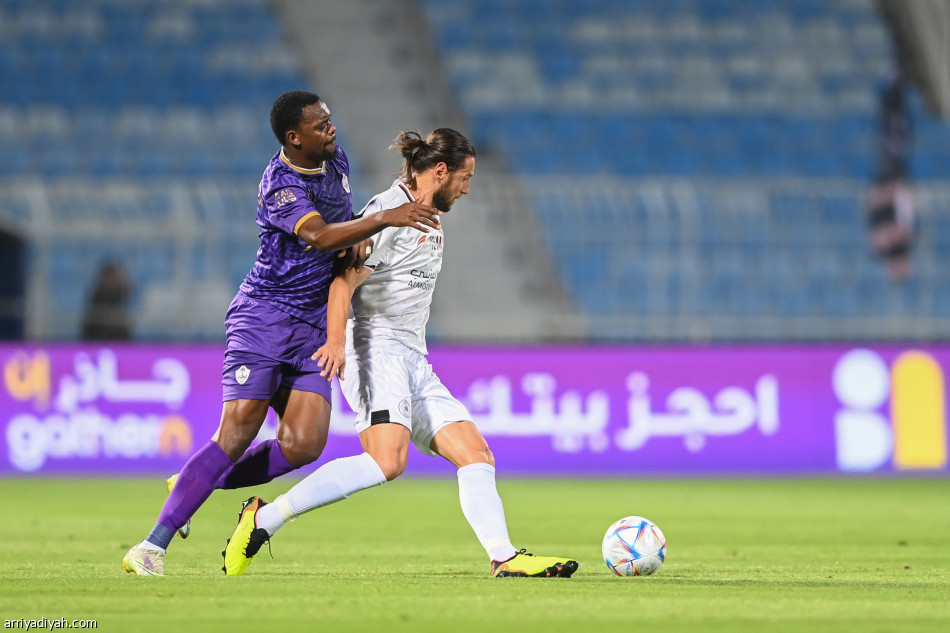 الشباب يكتسح الطائي.. ويتصدر