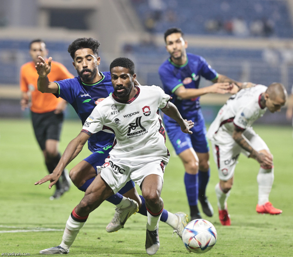 بـ 10 لاعبين.. الفتح يكسب الرائد