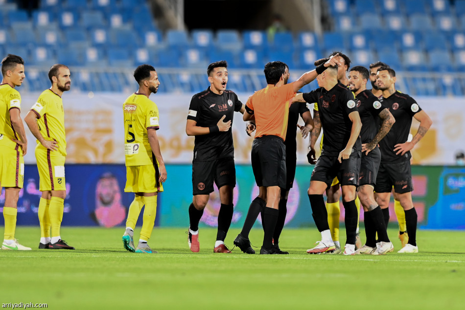 الشباب.. كل جولة بطاقة حمراء