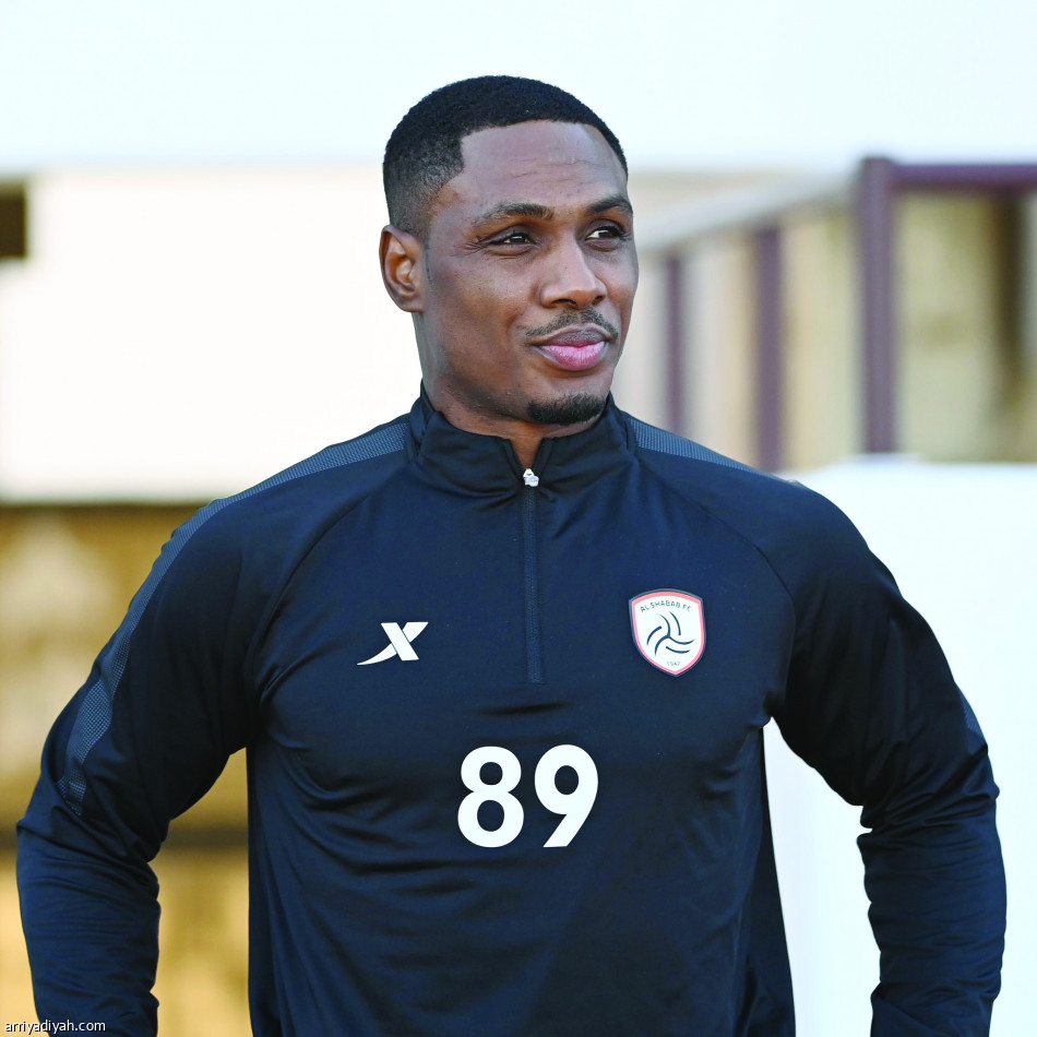 25 لاعبا.. 
تبادلوا القميصين الأزرق والأبيض