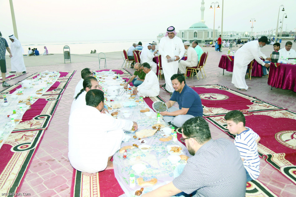 إفطار لذيذ.. على ضفاف البحر