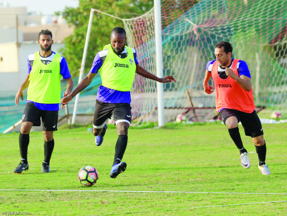 3 يفرطون في مزاحمة المتصدر
