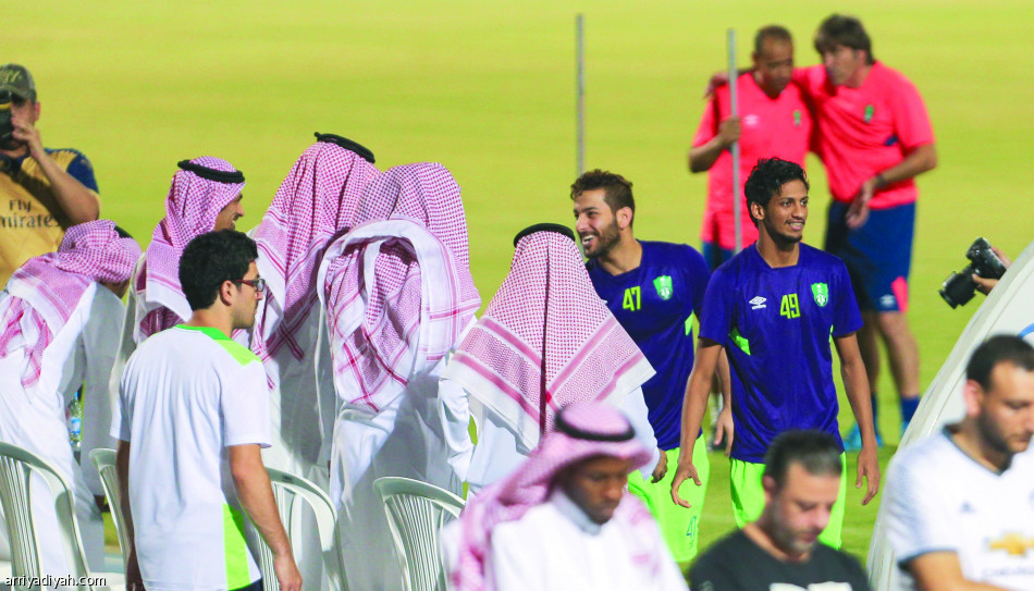 ريبيروف يجتمع باللاعبين ويقود تدريبات الأهلي