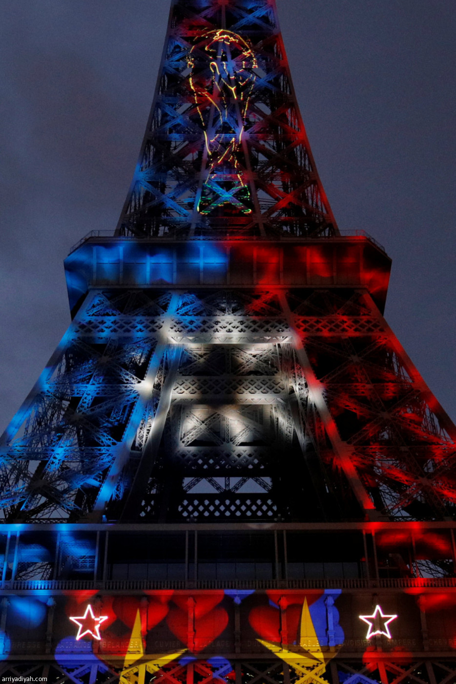 إيفل يحتفي بأبطال المونديال