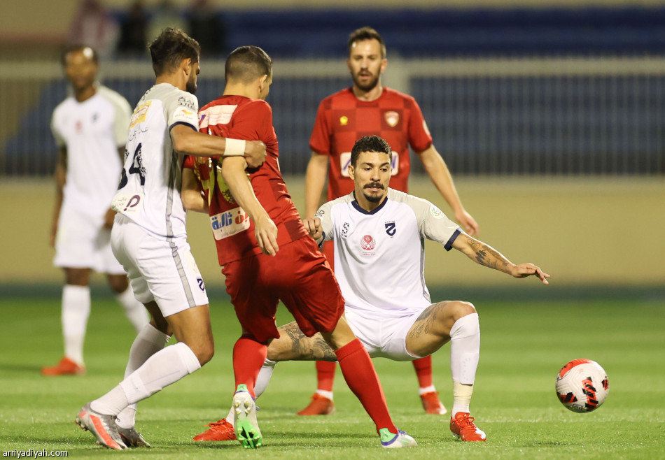 ضمك يقتنص نقاط الحزم بـ«جزائية قاتلة»