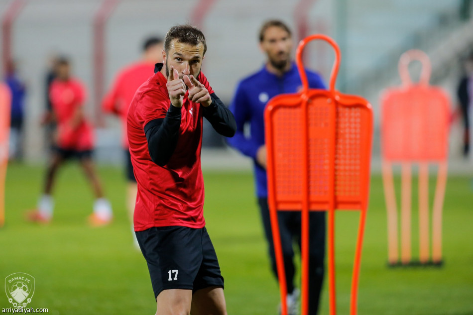 ريزتش يجمتع بلاعبي ضمك