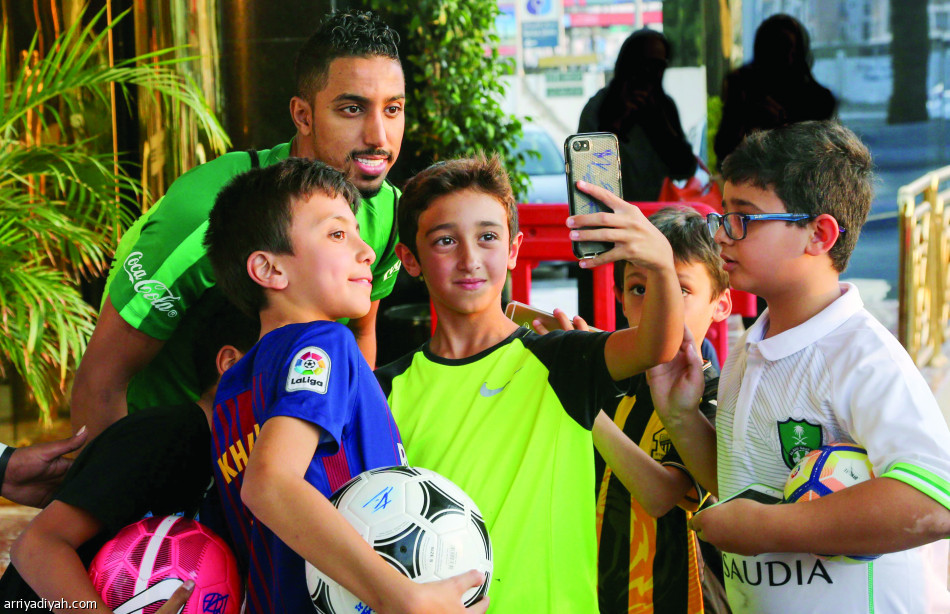 الأطفال يحاصرون النجوم
