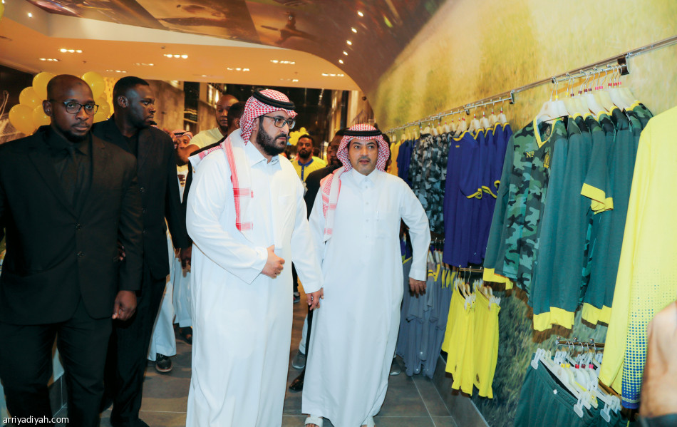 السويلم
يدشن طقم النصر.. والقمصان تنفد