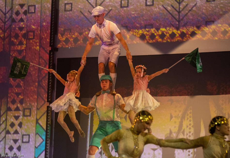 «عرضة وسامري» في افتتاح بطولة العالم لرفع الأثقال