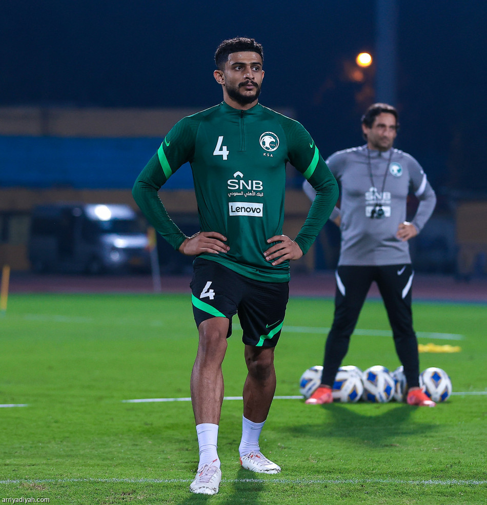 الأخضر يفتح ملف فيتنام.. وتدريبات خاصة للقرني