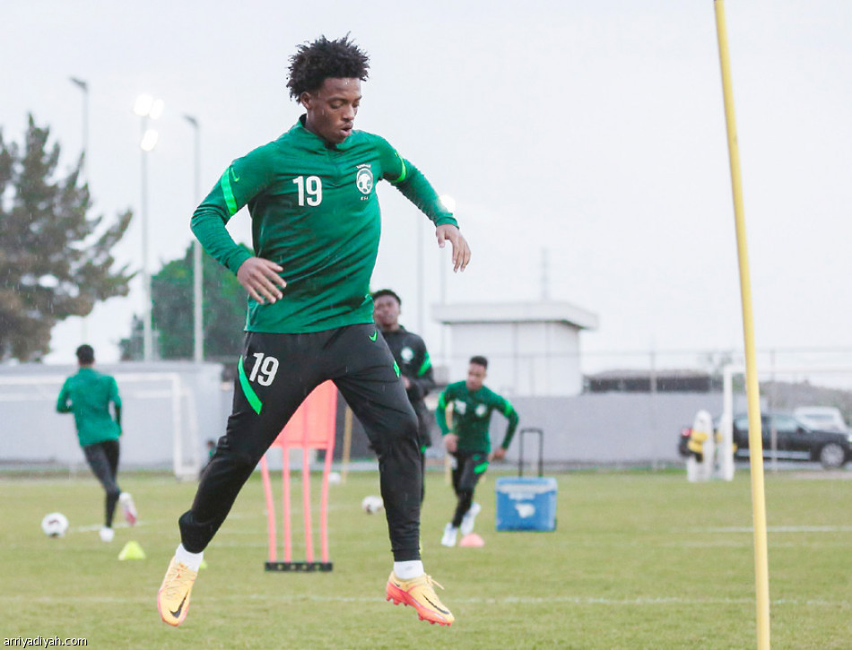 «الأخضر» 
ينفرد بالصدارة