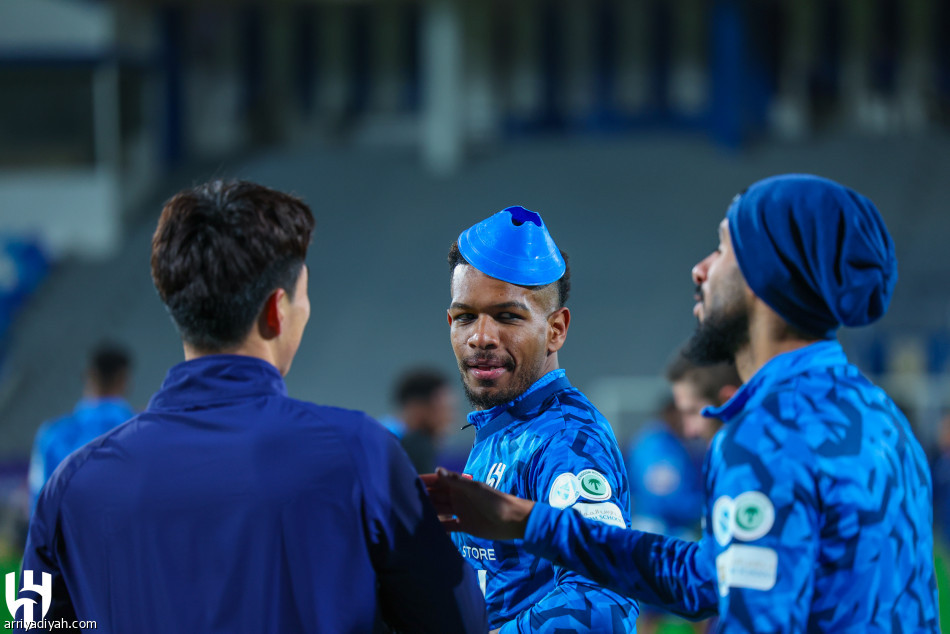 الهلال يطبق خطة أبها.. وإيجالو يلامس الكرة