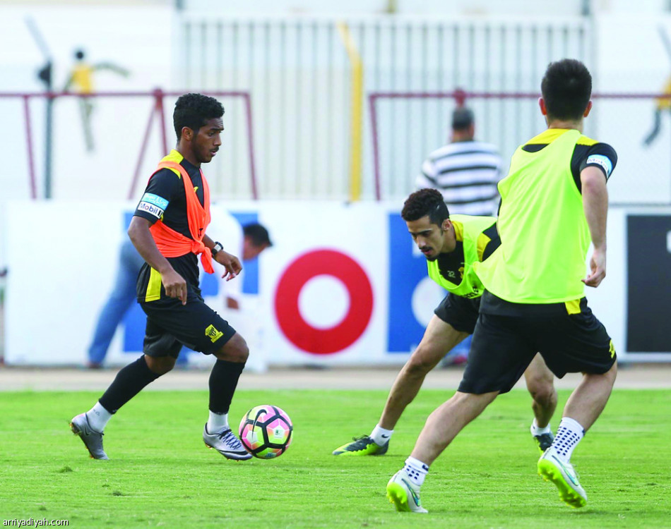 أبطال السلة يهدون الكأس للاعبي القدم