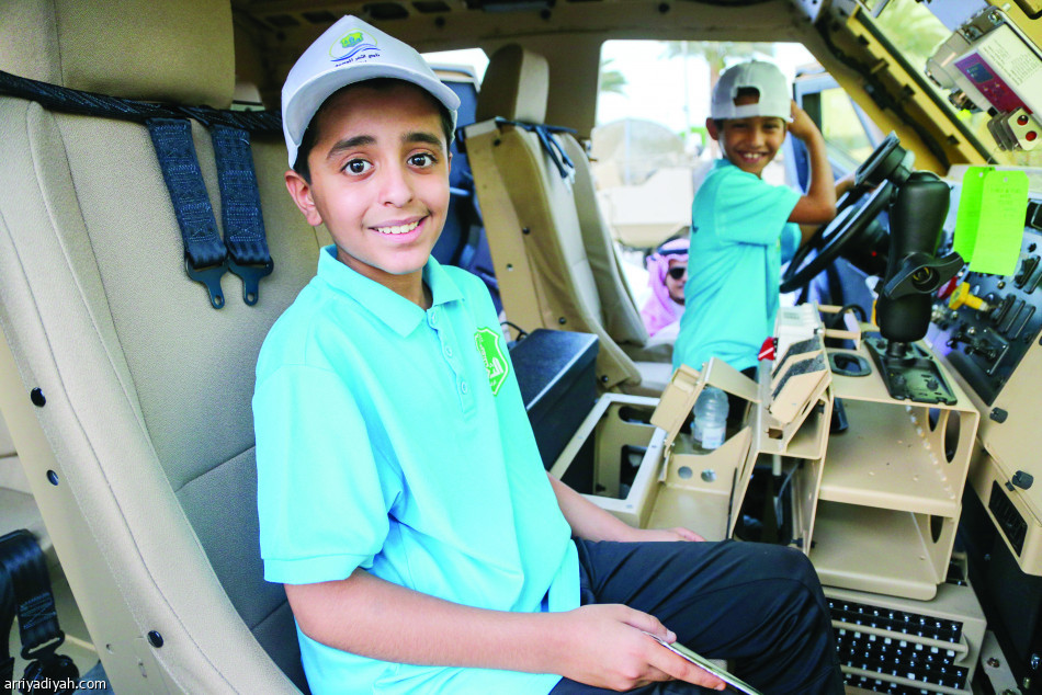 الأطفال وسط المدرعات