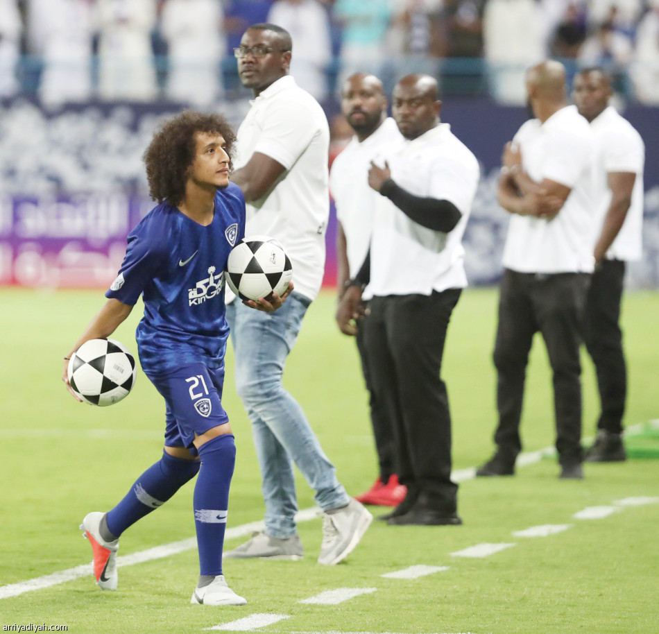 عموري يوزع الكرات..
والجماهير تردد «من شرانا شريناه»
