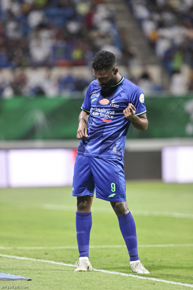 بـ 10 لاعبين.. الفتح يكسب الرائد