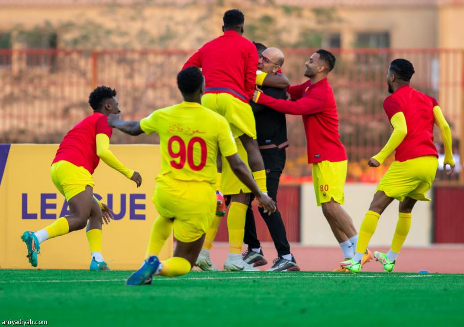 القادسية يعطل الرياض بخسارة سابعة