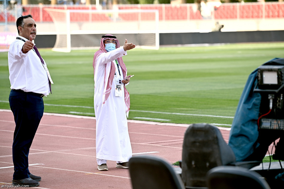 سعيود..
يظهر بالحاسم الثالث