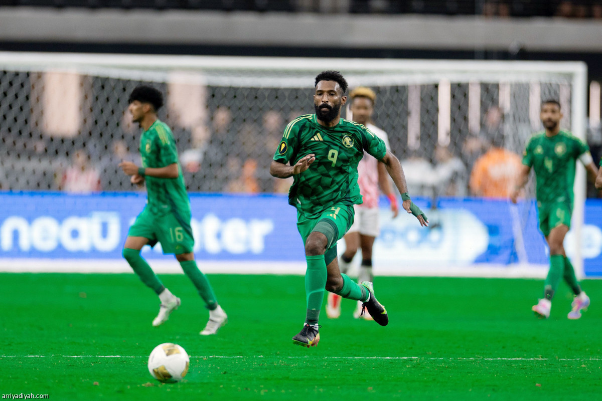 الأخضر يعبر