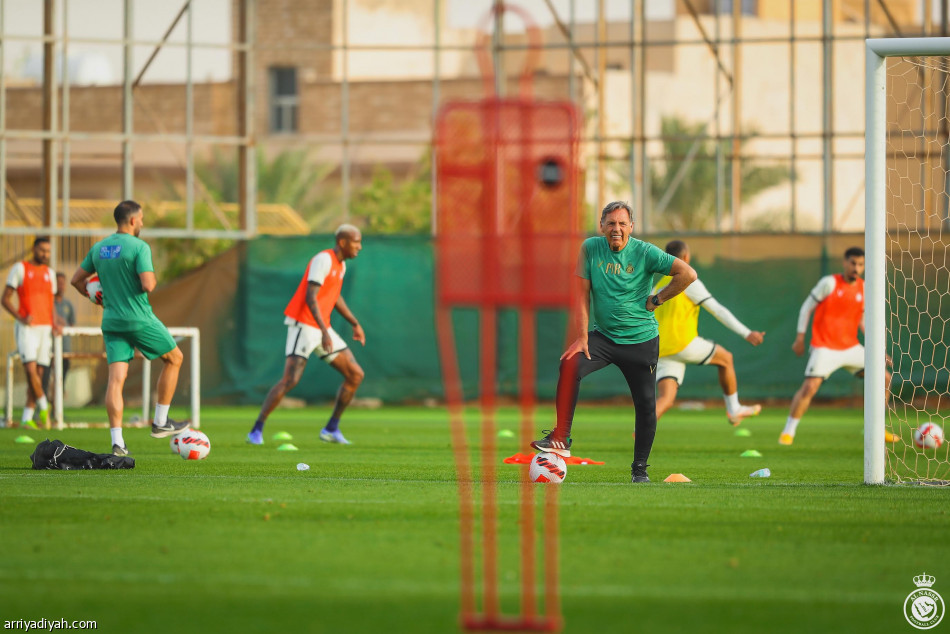 روسو يُجهز النصر بلمستين