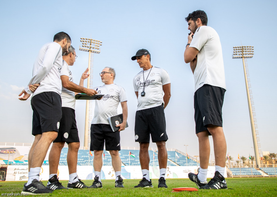 الشباب يُدشن معسكر البحرين