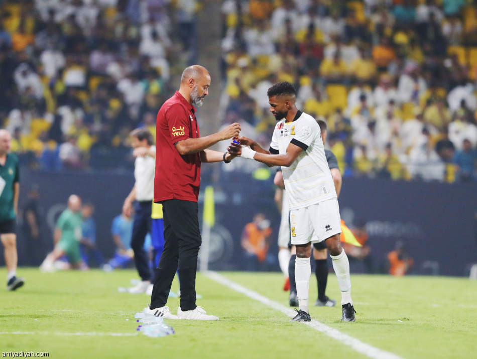 بـ 14 طردا..
الأحمر لغة الكلاسيكو