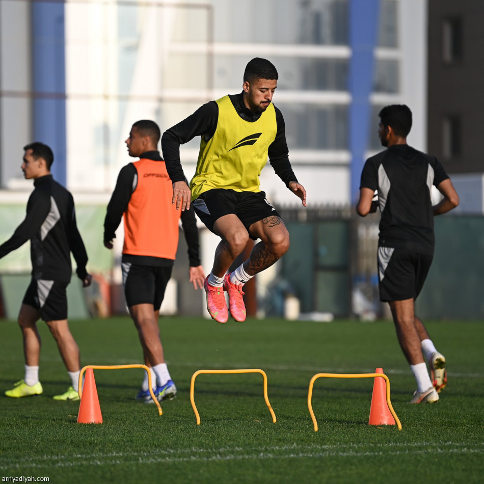 الشباب يريح الدوليين.. وهتان يعود