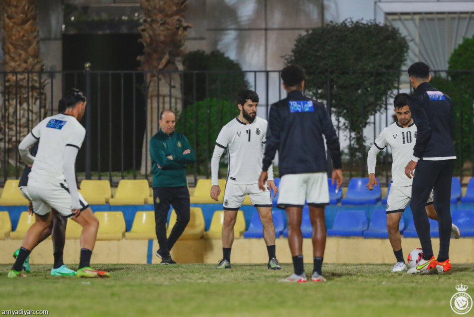 روسو يدشن رحلة النصر باجتماع ومناورات